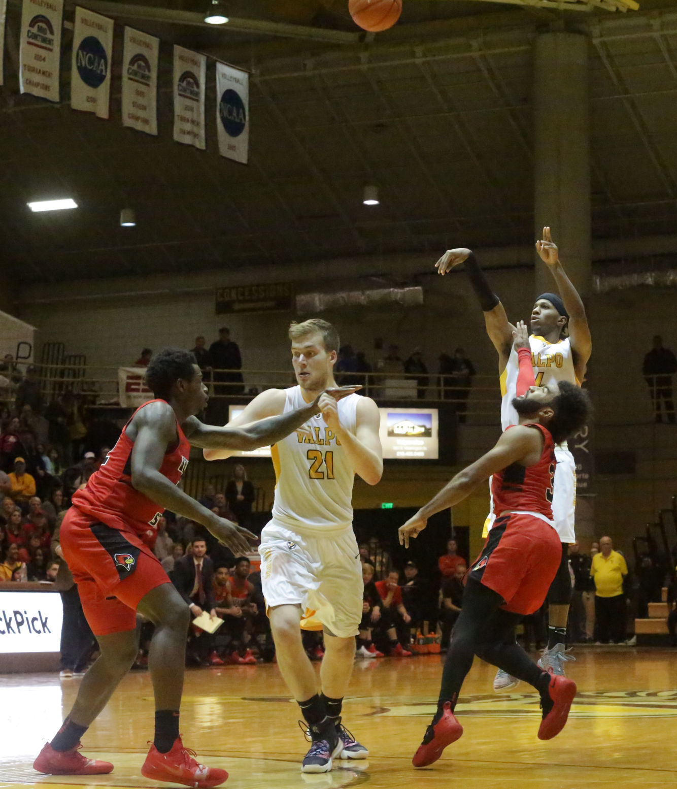 Valparaiso University beats Illinois State in men's basketball